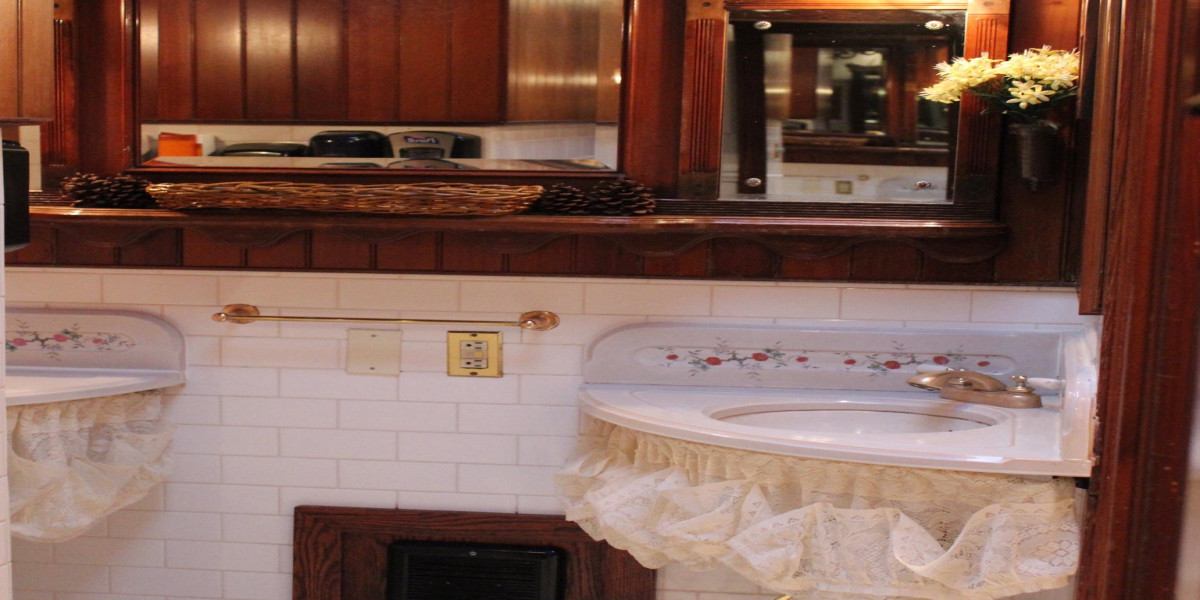 FULL-SIZED BED INTERIOR WITHOUT SINK - SHARED BATH