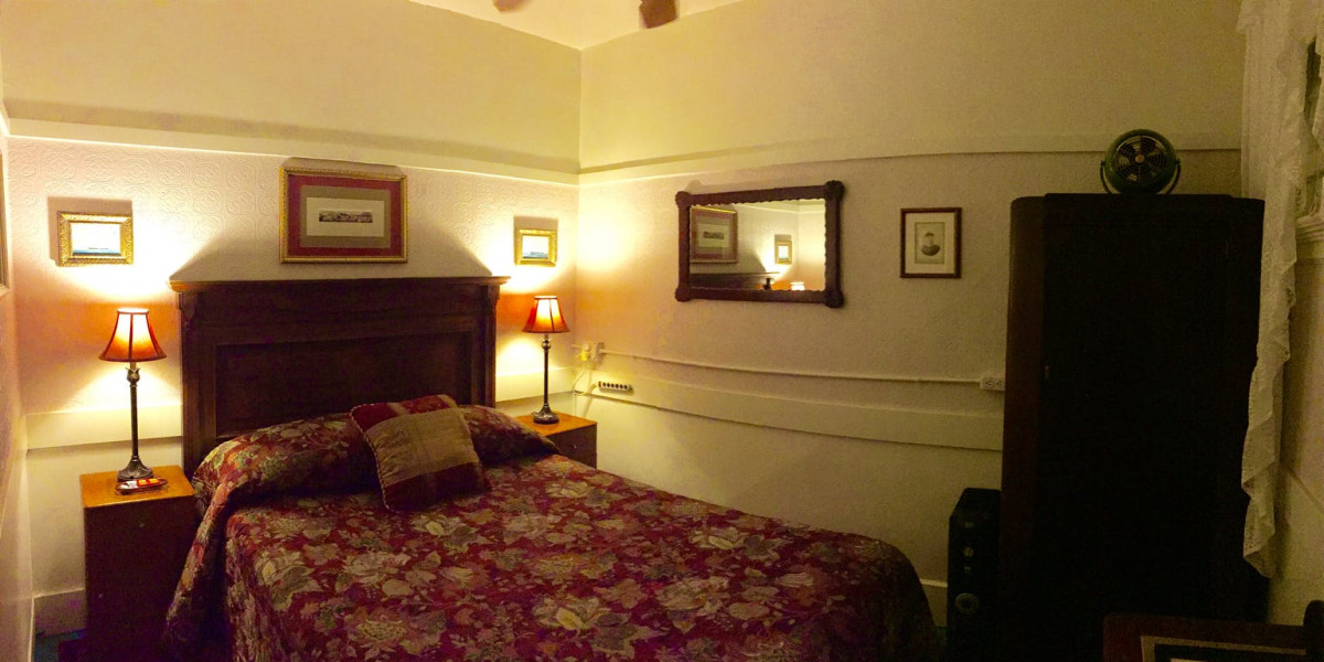 FULL-SIZED BED INTERIOR WITHOUT SINK - SHARED BATH