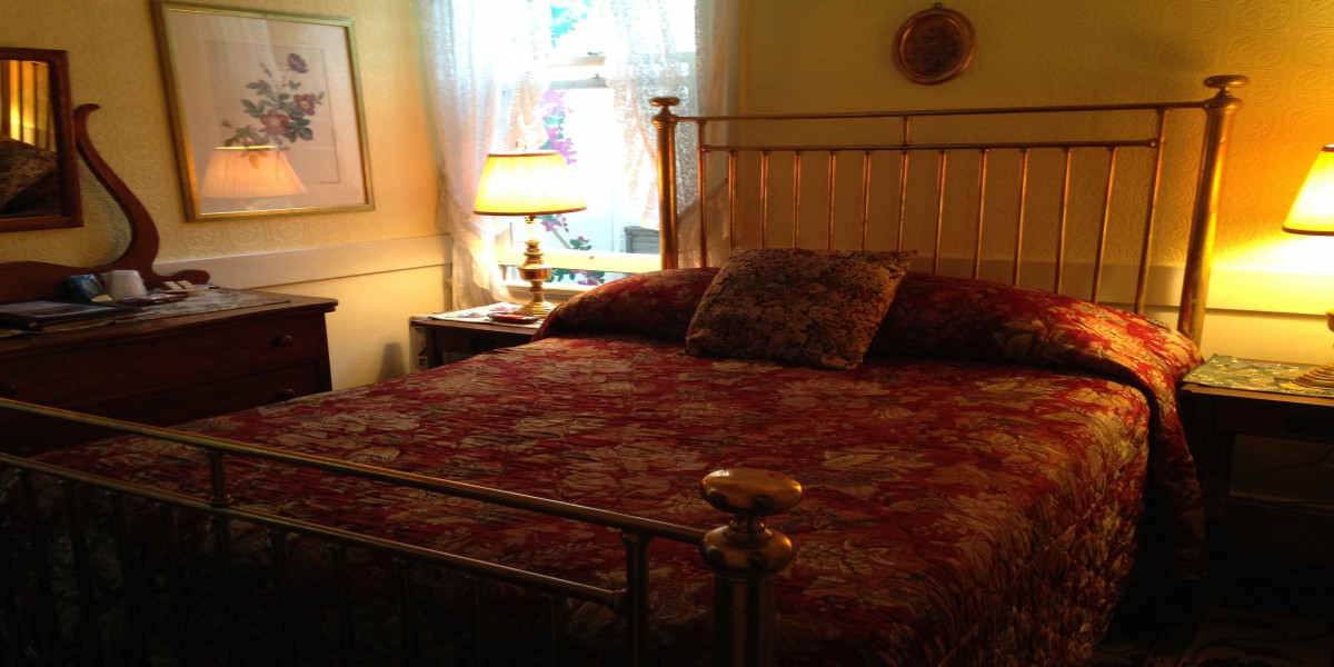 FULL-SIZED BED INTERIOR WITHOUT SINK - SHARED BATH