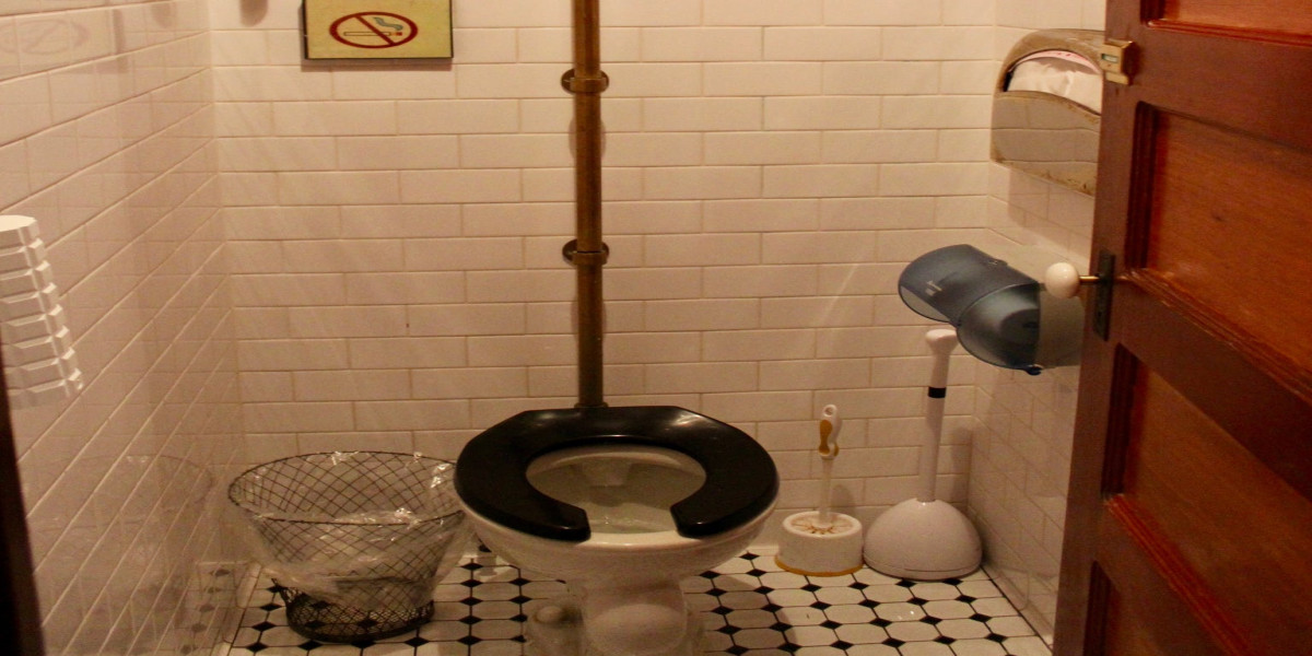 FULL-SIZED BED INTERIOR WITHOUT SINK - SHARED BATH
