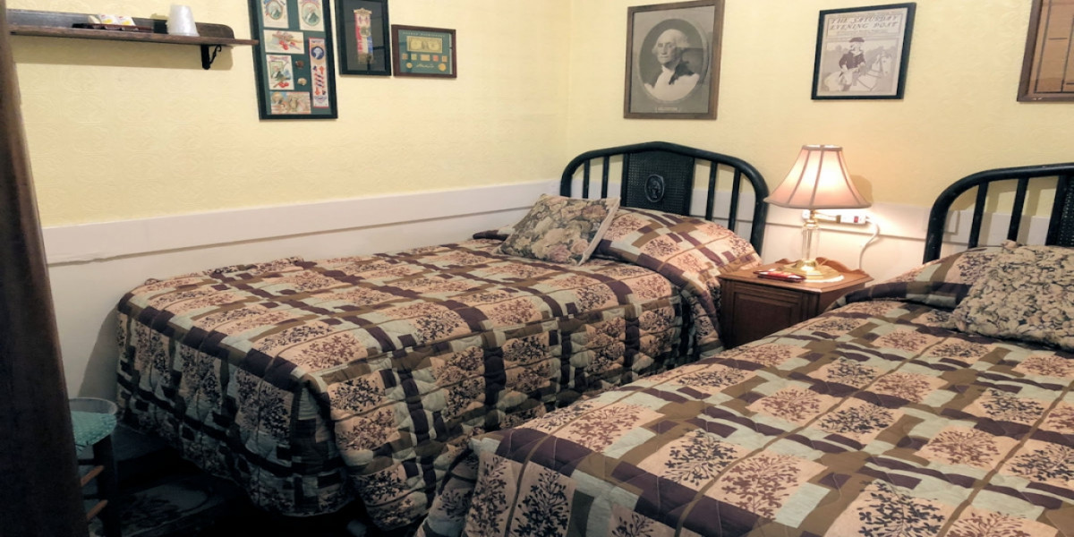 TWIN-SIZED BEDS INTERIOR WITHOUT SINK – SHARED BATH